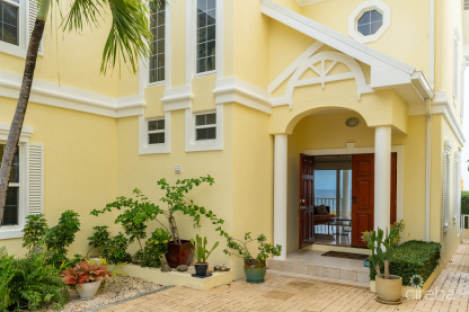 Stunning Seafront Family Home With Pool – 24 Feet Above Sea Level!