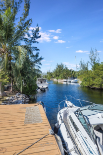 4,465 Sf Canal Front Duplex With Pool  -  188 Abbey Way