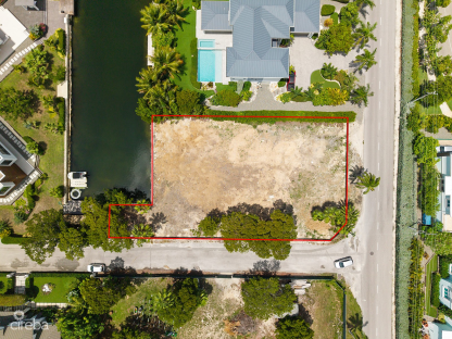 RARE CORNER WATERFRONT PARCEL IN THE YACHT CLUB